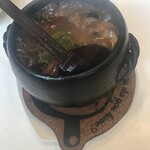 クレイジー餃子 - グツグツに沸騰しながら出てきたトマトとジャガイモとピーマンの特製土鍋煮込み1280わっ、これ郷土料理の鉄鍋屯（ティエグオドゥン）じゃないか