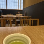登亭 - 店内でお茶を啜って待つ