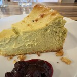 シュシュウルフ - ピスタチオのバスクチーズケーキ。こちらもとても大きい！