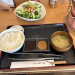 焼肉処 まるます家 - 「ライス中」「おしんこ」「味噌汁」