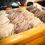 手打そば 金太郎 御殿場本店 - 5人盛りそば 白・黒 蕎麦の合盛り