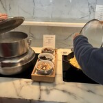 The Wing Business Class Lounge - 左はお粥。うちで食べて来たしなー