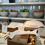 The Wing Business Class Lounge - 軽食はひと通りあるみたいです