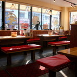 むさし - 南向きにあるので自然光で明るい店内