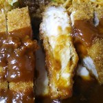 亀の家食堂 - ロースカツ　断面アップ。分厚い！