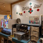 サイゼリヤ - 当店のドリンクバーカウンターです！　今回はドリンク飲み放題(セットドリンクバー)セットも注文しました(^^♪　