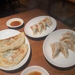 トマト餃子房 - 左から、ニラ饅頭、野菜餃子、エビ餃子