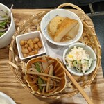 ど鉄板 なべきん 柳ヶ瀬 - ランチ部分。おでんポテトサラダ　煮豆　きんぴらごぼう…キュウリ入