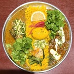 酒とスパイス マツコ - 料理写真:・あいがけ 1,450円/税込
(ラムトマトビンダルー ヨーグルトソース、イワシの梅ビンダルー 大葉と生姜)
・スパイスたまご 150円/税込
・パクチーましまし 200円/税込