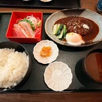 さかなやま 本場 - 名古屋風味噌煮込みハンバーグ温玉のせ、お刺身盛り合わせ　1100円