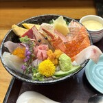 寿司御食事処 まきば - 極上海鮮丼、見えないけど海老頭の下にも刺身があります