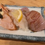 すし酒場 さしす - 『炙り物三昧(サーモン、アカエビ、中トロ)』(税込み627円)