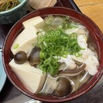 寿司御食事処 まきば - 鯛のアラ汁、まだ身がついたアラがゴロゴロ入っています