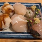 すし酒場 さしす - 『石垣貝』(税込み242円)、『ホタテ』(税込み418円)、『アジ』(税込み308円)