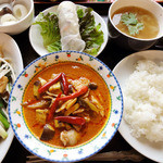 豚肉のレットカレーランチ　火曜日のみ