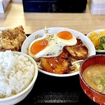 中毒飯 チョモランマ - 『チャーシューエッグ』ご飯大盛り、唐揚げ1個