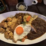 ハイ，ハウ アー ユー - ビーフカレーとアルーゴビのハーフ&ハーフ  目玉焼きはサービス