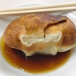 ホワイト餃子店 - 一つこんな感じ。大きいです！