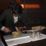 メゾン ポール・ボキューズ - ブレス鶏のヴェッシー包みをサーヴィス中