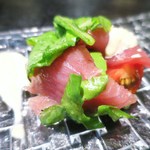 ブラン イルミネ - キハダマグロのカルパッチョ、ルッコラのサラダ、ホワイトバルサミコのドレッシング、レフォールソース