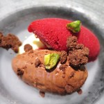 ブラン イルミネ - ヴァローナのチョコレートのムース、フランボワーズのソルベ、バニラアイス