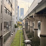 ブルーキッチン - 裏側からの写真。窓側の席からはこの東横堀川を望めます