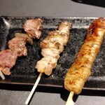 博多串焼きよかろうもん - コースの博多串焼き（左から、ハツ、ボンジリ、つくね）