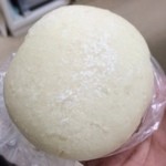 口笛ベーカリー - 「ふわとろクリームパン(130円)」。激やわらかな白生地に自家製カスタードクリームがこれでもかと。美味しいし、幸せな気持ちになれる品♫