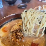 麺場 田所商店 小田原店 - 北海道味噌ラーメンの中ちぢれ麺箸あげ写真