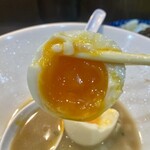 ヌードル＆スパイスカレー 今日の1番 - サービスの玉子　あっぷ 2/2 ※店主の方、いつも有難うございます！