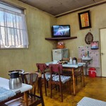 お食事の店 味楽 - テーブル席｡（水道にある泡ハンドソープの中身は液体です）