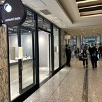 umami nuts  - お店の前の通り