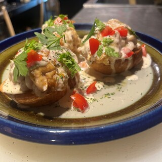 日々変わる黒板メニューを自慢のお酒と一緒に