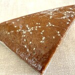 山田餅本店 - 白ゴマ黒糖蒸しパン