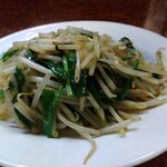 鶴亀 - ニラもやし炒め 350円(税込)(2025年11月27日撮影)