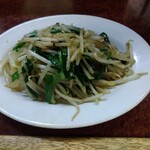 鶴亀 - ニラもやし炒め 350円(税込)(2025年11月27日撮影)