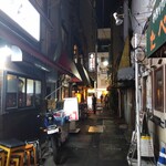 鶴亀 - 店舗前の道路(2025年11月27日撮影)