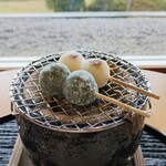 eXcafe吉崎鳳凰閣 - そのままのお団子は少し固く、焼くと柔らかくなります