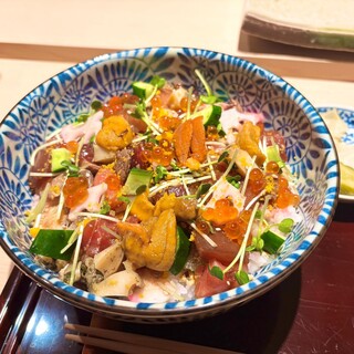 【ランチ】彩り鮮やかなお昼の「特選ばらちらし」