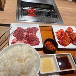 お肉屋さんのひとり焼肉 DAIRIKI - 北海道産牛三種盛定食（カイノミ・カルビ・角切カルビ）
