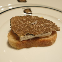 Terres de Truffes, Tokyo - アミューズの白カビチーズにトリュフスライス。