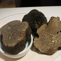 Terres de Truffes, Tokyo - 左がフランス産の黒トリュフで右２つがイタリア産のサマートリュフ。