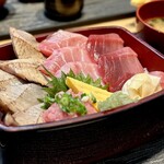 波なれ - 南まぐろ中トロ特盛重（¥2,600税込）
                                本マグロにも勝るとも劣らない、脂のとろける濃厚な甘みとマグロらしい香りのバランスがとっても素晴らしい♡
                                ほんと、有名になって値が上がるのは困るなー。