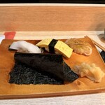 スタンディング スシ バー 縁戸 - 手間がかんぴょう巻き、オススメです。右奥は炙りえんがわ、こちらも美味しい〜！！