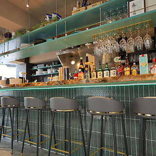 大きな窓に囲まれた開放感溢れる店内。カジュアルに立ち寄れる◎