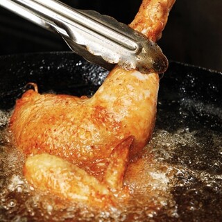 豪快な《大山地鶏半身揚げ》など、多彩なメニューで地鶏を満喫