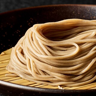 上質で滑らかな舌触りに仕上げた繊細で豊かな風味の「十割そば」