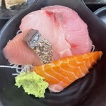 タカマル鮮魚店 - 刺身　いつも厚切りで気前が良い！