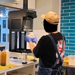京かき氷 つみき - スワン(池永鉄工)のブロック氷専用氷削機で盛りつけをしている店員さん～!!( ^o^)ﾉ