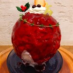 京かき氷 つみき - 真っ赤(カシス)なグラサージュされたシロップがたっぷりかかっていて真っ赤でツヤツヤ〜!! まさにベルベットのような美しい光沢～!! 上に生クリーム、いちご、カシスが盛り付けられている〜!!( ^o^)ﾉ